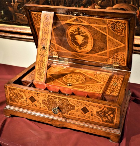 Antiquités - Coffre de voyage en marqueterie, début du XVIIIe siècle